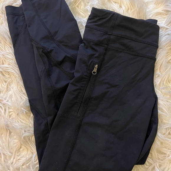 Black lululemon leggings with pockets - Picture 6 of 6